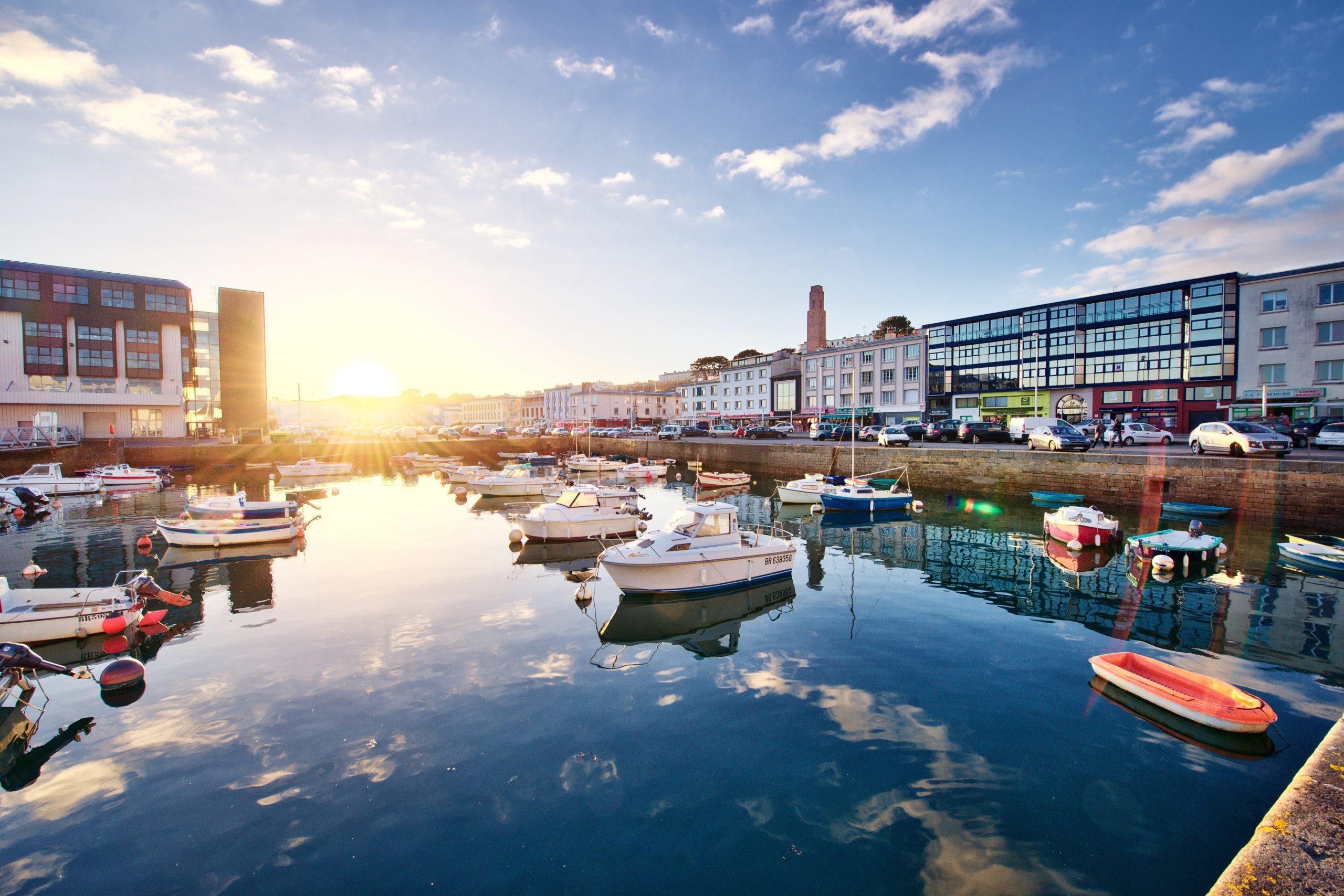 Port de commerce de Brest au lever du soleil